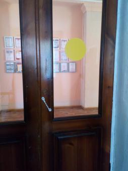 желтые круги на дверях