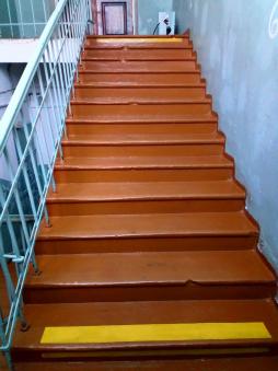 желтая полоса на лестнице